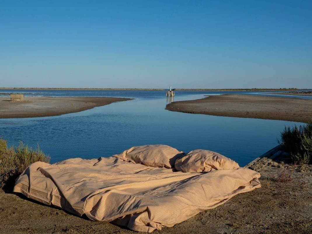 "CRISP SHEETS" ฉีกกฎทุกการขายเครื่องนอน ด้วยโลเคชั่นสุดตระการตา